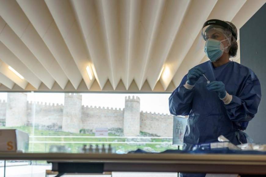 FOTOGRAFÍA. ÁVILA (ESPAÑA), 12.03.2021. Una sanitaria durante un cribado masivo en Ávila. Efe