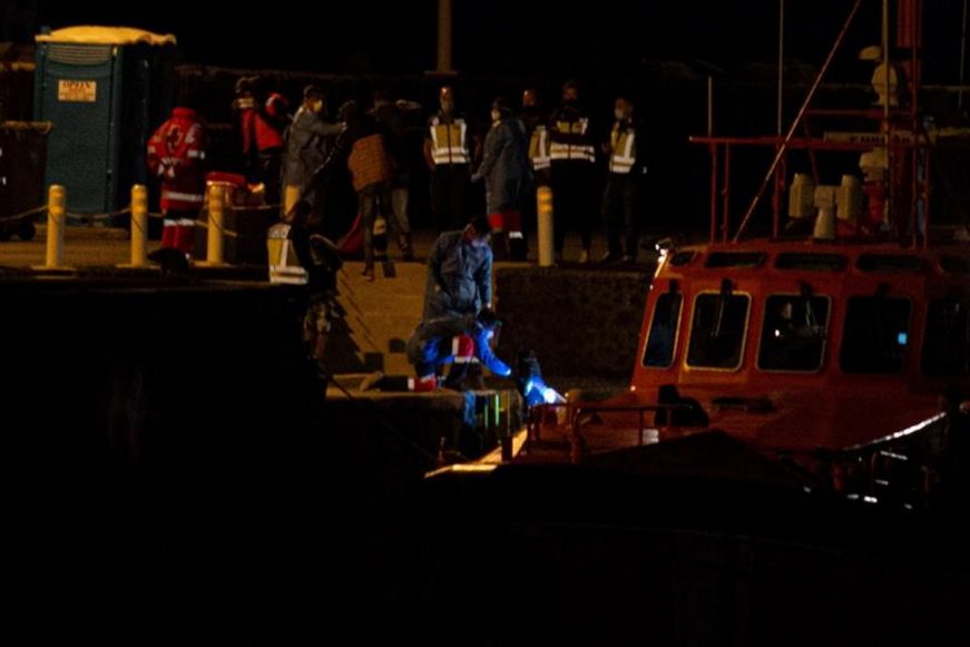 Rescatan a 115 inmigrantes de dos pateras y un cayuco en la ruta a Canarias