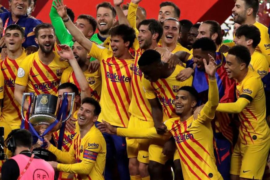 FOTOGRAFÍA. SEVILLA (ESPAÑA), 17.04.2021. Los jugadores del FC Barcelona posan con el trofeo de campeones tras la final de la Copa del Rey. Efe