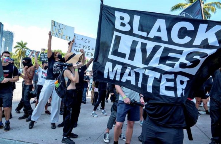 Protestan en Miami (EEUU) por la violencia policial y muerte del negro Daunte Wright a manos de un policía en Minesota