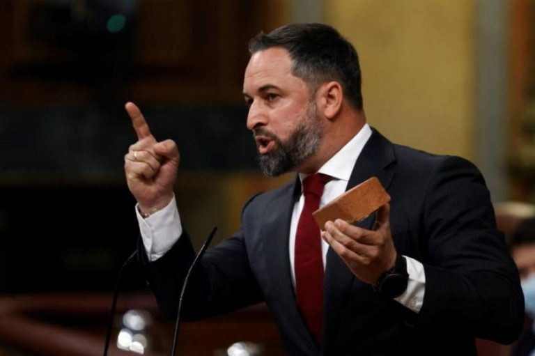 Abascal exhibe en Tribuna del Congreso un adoquín para mostrar la violencia que sufren los simpatizantes de VOX