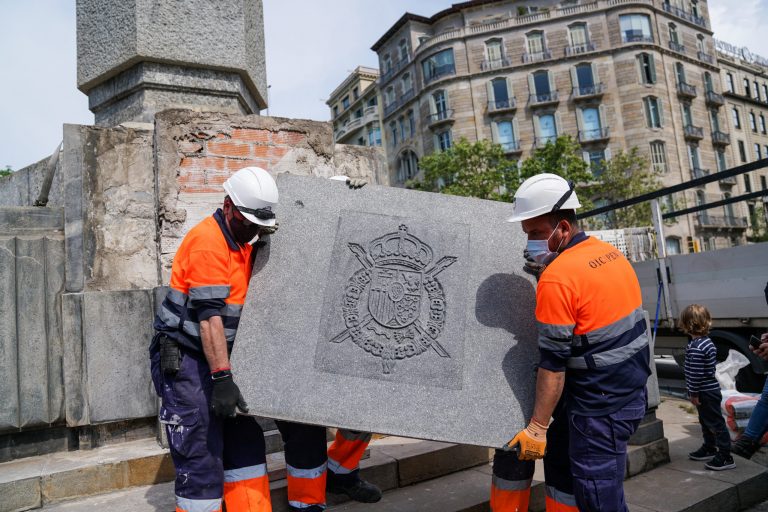 El Gobierno de Podemos (Ada Colau) y PSOE retira el escudo de Juan Carlos I del obelisco de Plaza del Cinco de Oros de Barcelona