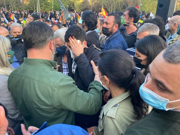 La ultraizquierda afín a Podemos y PSOE ataca a pedradas el mitín electoral de la presentación de candidatura de VOX en Madrid