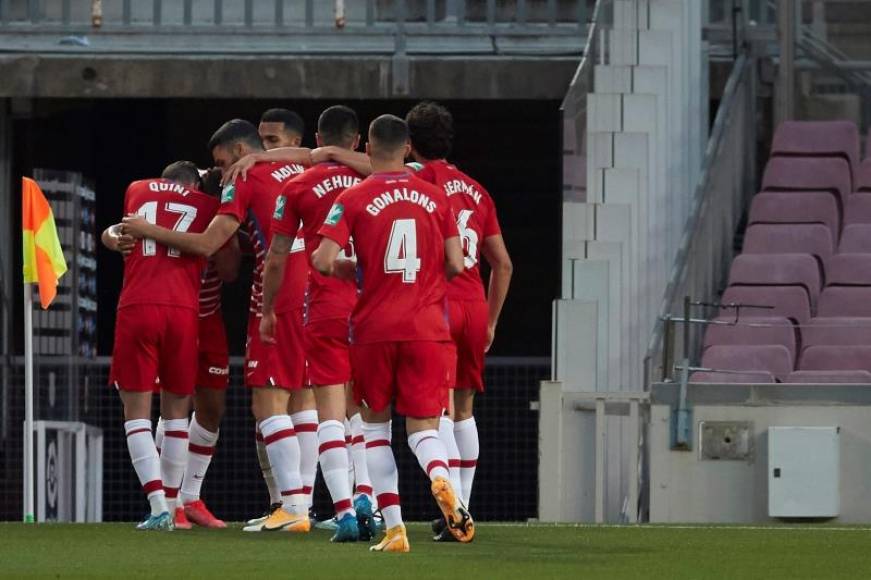 FOTOGRAFÍA. BARCELONA (ESPAÑA), 29.04.2021. Los jugadores del Granada celebran el gol del empate 1-1 durante uno de los partidos aplazados de la trigésimo tercera jornada de LaLiga FC Barcelona y Granad. Efe