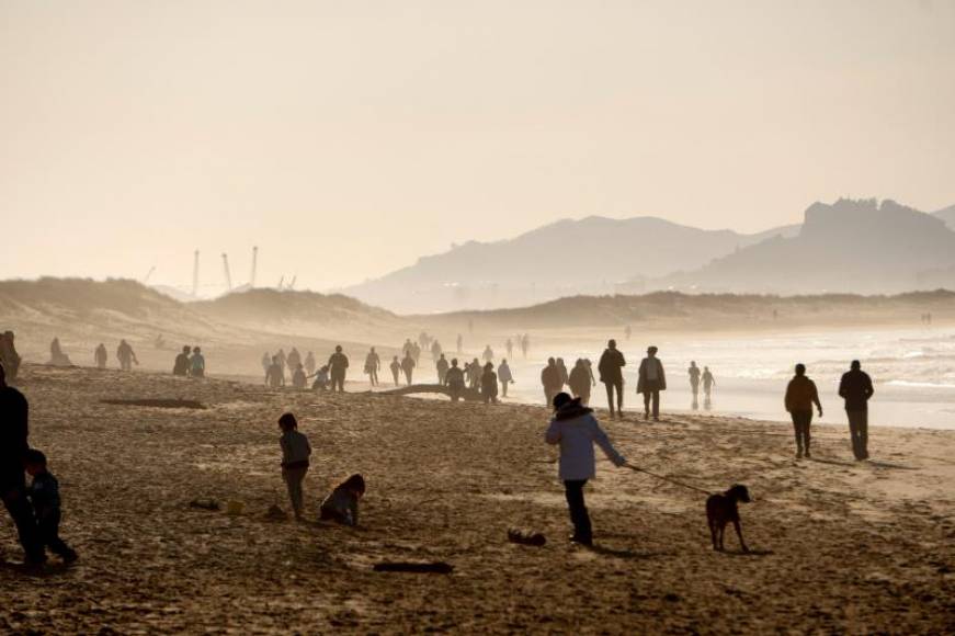 FOTOGRAFÍA. SANTANDER (ESPAÑA), 06.04.2021. Aspecto que presenta la playa de Somo en la bahía de Santander.Efe