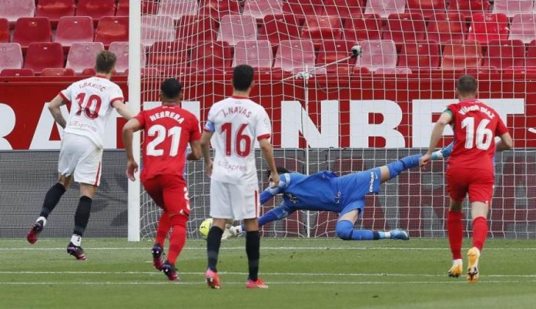 El Sevilla gana por (2-1) al Granada y no se rinde en su sueño por pelear por el título de Liga