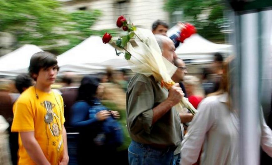 FOTOGRAFÍA CATALUÑA (ESPAÑA), SAN JORDGE DE 2017. Vista de una personas con rosas en las calles españolas en la región catalana. Efe