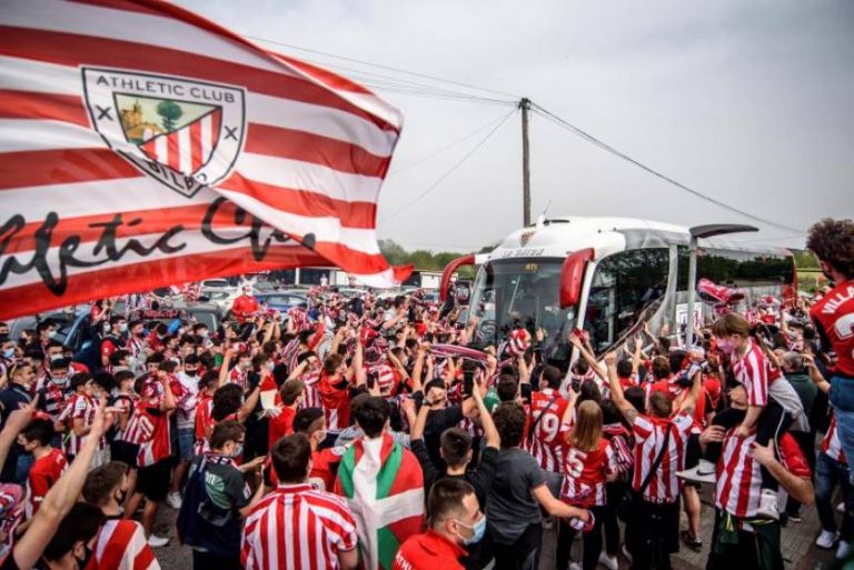 Varios cientos de aficionados despiden al Athletic en Lezama antes de su viaje a Sevilla para la final de la Copa del Rey