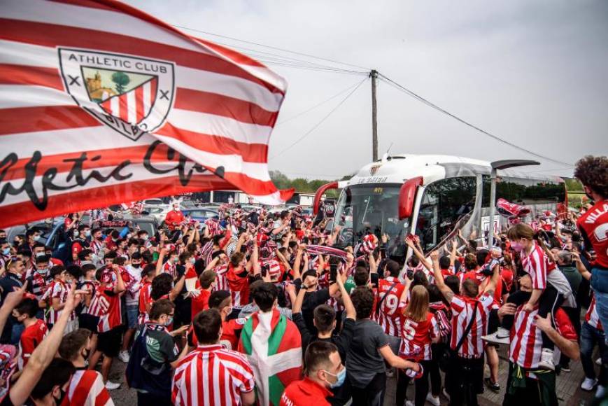 FOTOGRAFÍA LESMA (ESPAÑA), 01.04.2021. Aficionados se concentran ante las instalaciones de Lezama para arropar a la expedición del Athletic Club de Bilbao. Efe