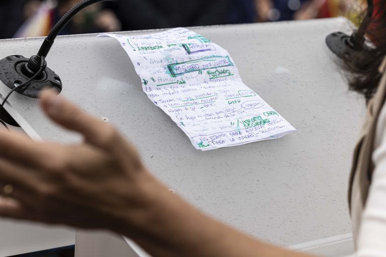 Galería de foto del mitin 4M de VOX en Alcalá de Henares: «No quieren hablar de que lo que os quitan en la nómina, Sanidad, Educación» 