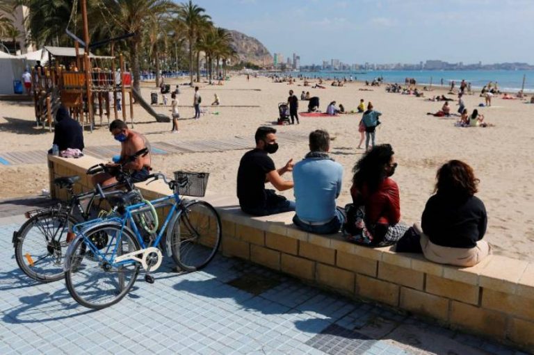 El Gobierno PSOE y Podemos propone la mascarilla en la playa en España
