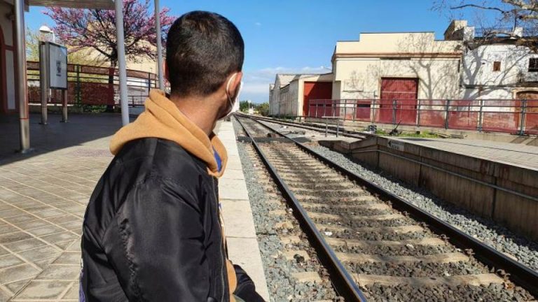 Hablan 2 ex MENAS marroquíes: uno contrato de trabajo y otro trabajando sin papeles