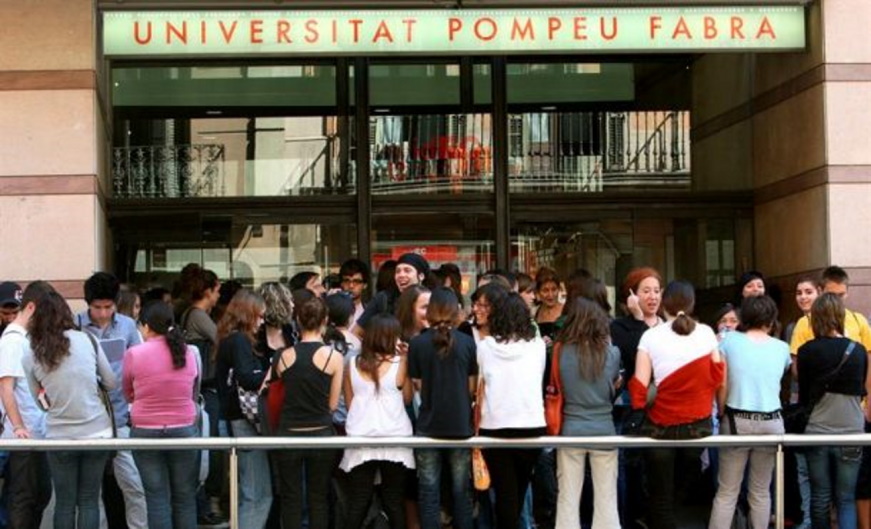 FOTOGRAFÍA. BARCELONA (ESPAÑA), 01.06.2017. Un grupo de estudiantes en la Universidad Pompeu Fabra de Barcelona. Efe.