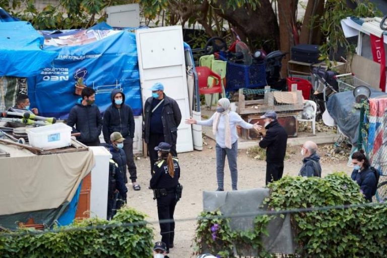 Ada Colau (Podemos) desaloja el asentamiento de barracas de hace años en las inmediaciones de Plaza Les Glòries (Barcelona)
