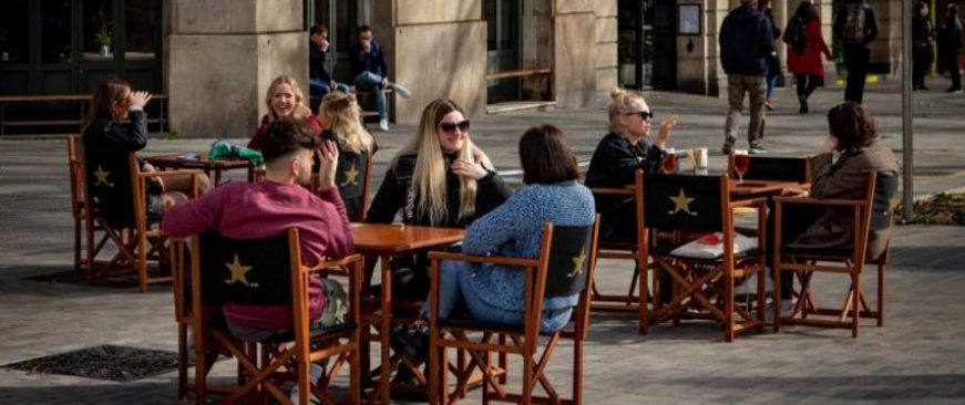 FOTOGRAFÍA. BARCELONA (ESPAÑA), 16.04.2021. Aspecto de una terraza de un bar en el centro de Barcelona durante el estado de alarma de 6 meses. Efe