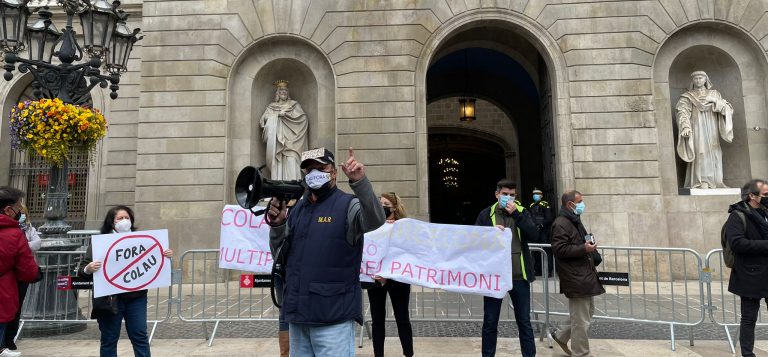 Los vecinos protestan en Barcelona con gritos de: «Fuera Colau», «Colau dimisión», «fuera corrupta» y «Ada Colau corrupta»