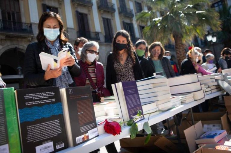 Varias personas curiosean los libros en Barcelona el Día del San Jorge de Cataluña, primera vez desde hace 2 años por el COVID 19