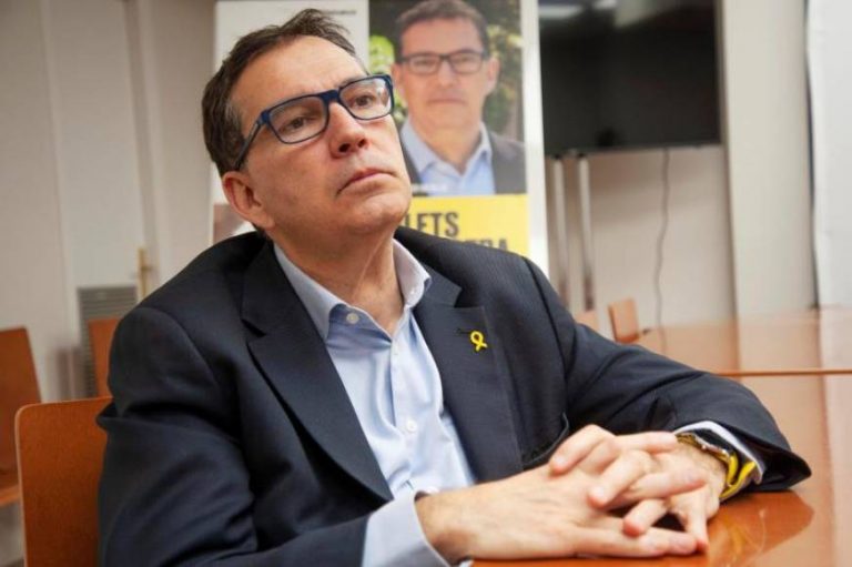 Puigdemont corta la cabeza del Secretario Segundo de la Mesa del Parlamento de Cataluña Jaume Alonso-Cuevillas por rechazar la violencia y desobediencia