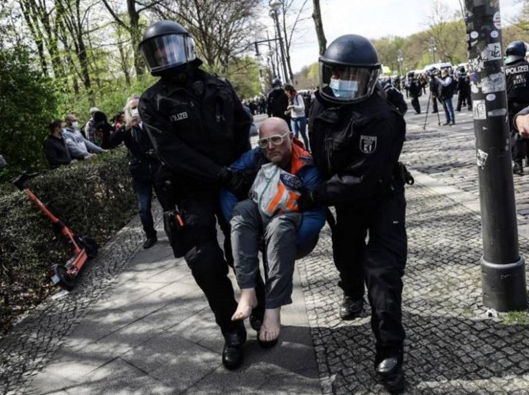 Miles de alemanes protestan contra las restricciones por COVID 19 de la coalición PP y PSOE de Angela Merkel