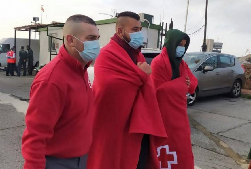 FOTOGRAFÍA. CEUTA (ESPAÑA), 26.04.2021. Unos 100 inmigrantes marroquíes han sido los que, finalmente, han conseguido acceder a Ceuta a nado . Efe