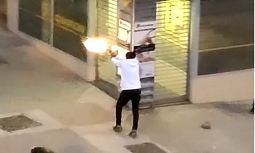 FOTOGRAFÍA. CIUDAD LINEAL (MADRID) ESPAÑA, 02.04.2021. Vista de un inmigrante pegando varios tiros con un arma de fuego. ÑPueblo (1)