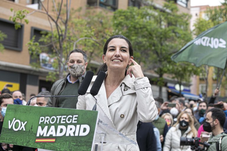 Fotografías mitin del 4M de VOX en Retiro (Madrid) con Monasterio y Abascal: «Hartos de la izquierda que se cree que los barrios son suyos, que cínicos sois»