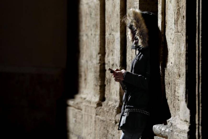 FOTOGRAFÍA. ESPAÑA, 03.04.2021. Un mujer con un teléfono. Efe