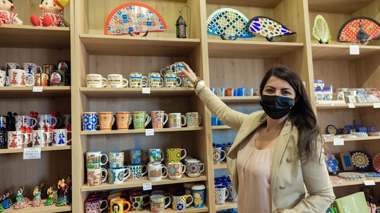 Olona presenta una batería de propuestas para salvar los negocios de «souvenirs»: «Este modesto sector tampoco tiene acceso a las ayudas» del Gobierno