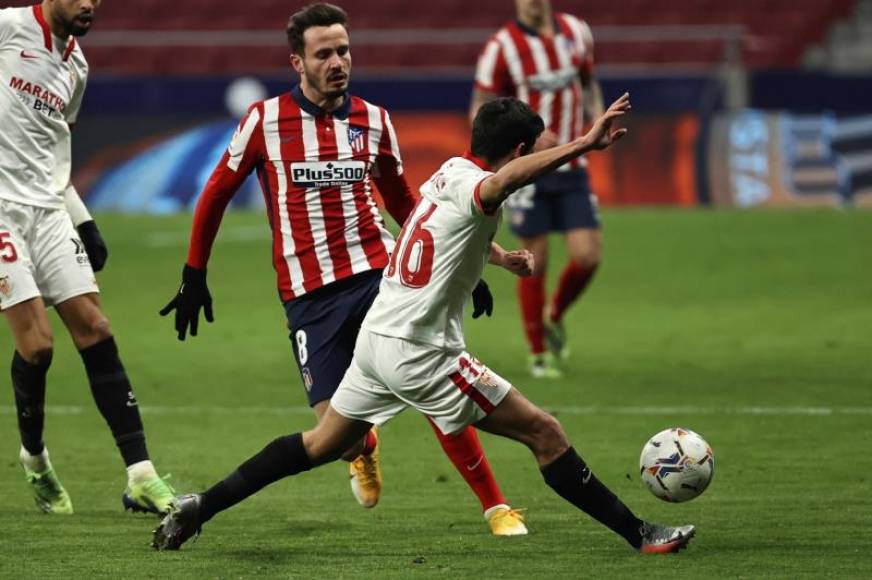 FOTOGRAFÍA. ESPAÑA, MARZO DE 2021. El defensa del Sevilla FC Jesús Navas (d) lucha con Saúl Ñíguez, del Atlético de Madrid, durante un partido. Efe