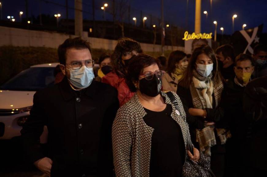 FOTOGRAFÍA. FIGUERES (ESPAÑA), 06.04.2021. El candidato de ERC a la investidura, Pere Aragonès, junto a la presa golpista exconsejera, Dolors Bassa. Efe