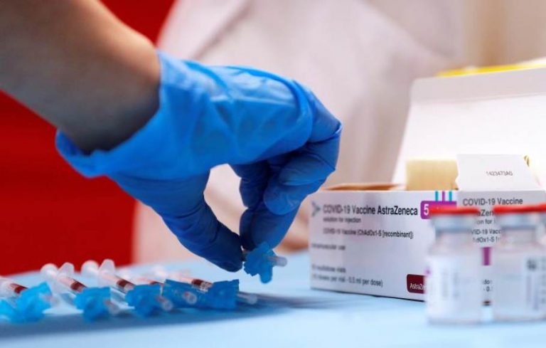 Sanidad autoriza la vacuna COVID 19 AstraZeneca a personas de entre 60 y 69 años en España