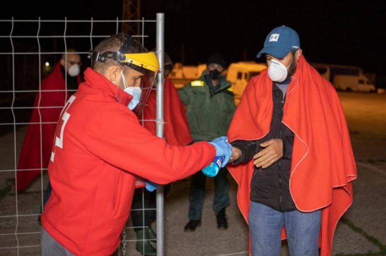 La Guardia Civil intercepta una patera con 5 inmigrantes ilegales magrebíes cerca de la costa granadina