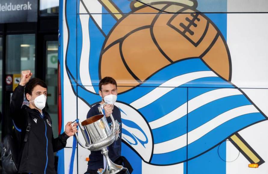 FOTOGRAFÍA. GUIPÚZCOA (ESPAÑA), 04.04.2021. Los jugadores de la Real Sociedad, Mikel Oyarzábal (i), y Asier Illarramendi (d), a su llegada al aeropuerto de Hondarribia (Gipuzkoa) . Efe