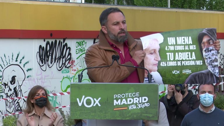 Podemos, Izquierda Unida y PSOE llevan a la Fiscalía el cartel de VOX que denuncia la pensión de 400 euros de una anciana y los 4.700 euros mensuales de un MENA