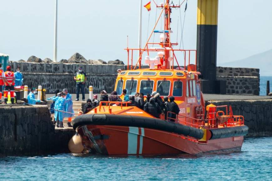 FOTOGRAFÍA. LANZAROTE (ESPAÑA), MARZO 2021. Recogida de los ocupantes ilegales de una patera trasladados al puerto de Arrecife, en Lanzarote. Efe