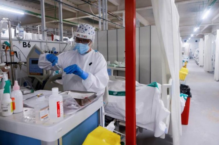 La ocupación en las UCI sigue aumentando en Cataluña, a punto de superar la barrera de los 500