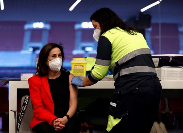 La ministra de Defensa del Gobierno del PSOE y Podemos Margarita Robles vacunada con AstraZeneca contra el covid 19