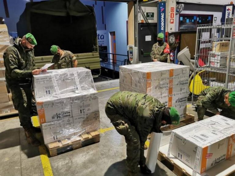 El Ejército traslada las vacunas de covid 19 de Astrazeneca a Canarias y ciudades autónomas de Ceuta y Melilla
