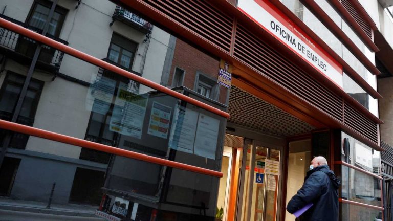 El paro baja en 129.378 personas en mayo, el mayor descenso de su historia