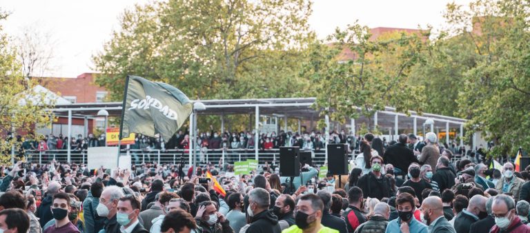 «Marlaska, eres un criminal», sólo 18 pasos entre VOX y sus verdugos en su mitin de Vallecas (Madrid)
