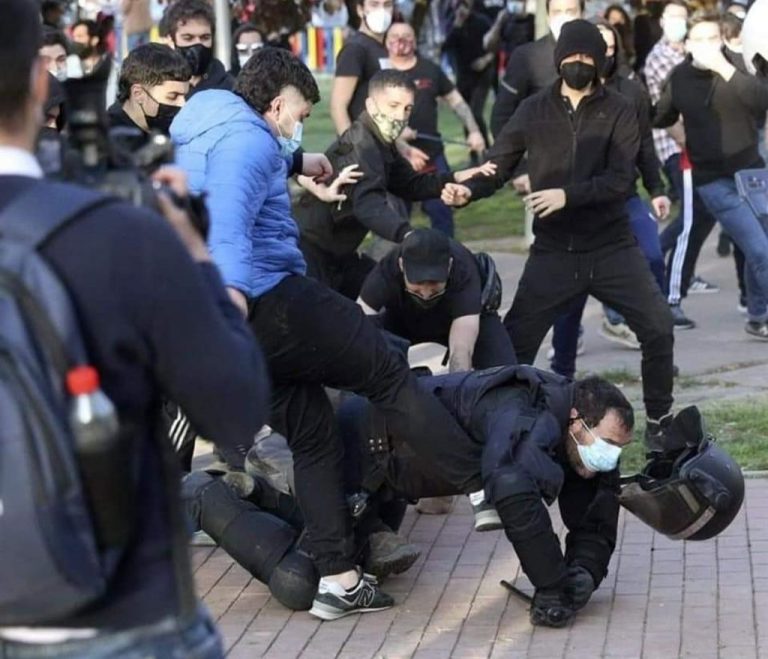 PP y VOX acusan a Pablo Iglesias de enviar sus «matones» escoltas a un mitin de VOX en Vallecas para agredir a la Policía