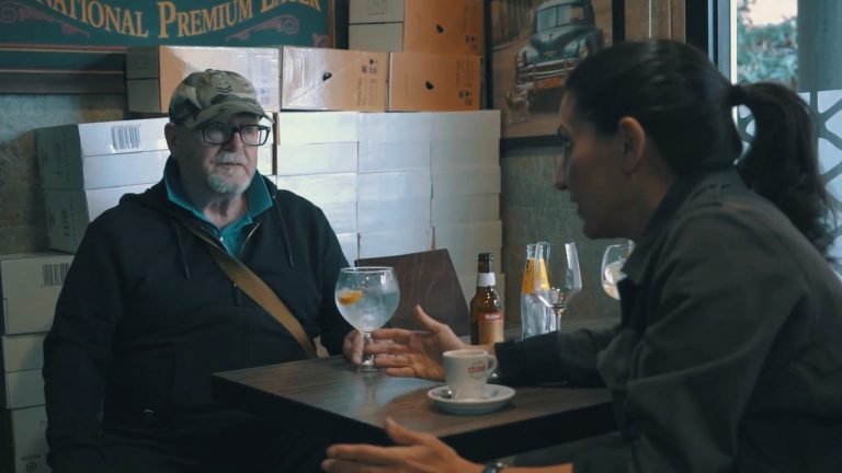Conversación entre la candidata de VOX Rocío Monasterio y un socialista de toda la vida en un bar de Madrid