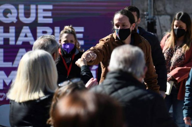 Iglesias pide a «la gente que no insulta y no necesita dar un golpe con su bandera de España» salir el 4M para echar al PP del poder