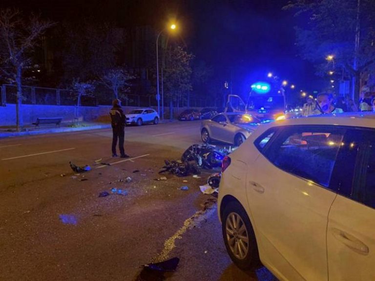 Herido grave un motorista al chocar contra un vehículo en Madrid