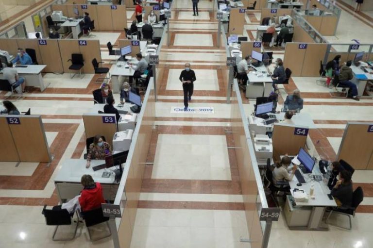 FOTOGRAFÍA. MADRID (ESPAÑA), 26.04.2021. Revocada la prisión a funcionaria por acceder a datos de Hacienda. Sede de la delegación de Hacienda de Guzmán el Bueno en Madrid. Efe 