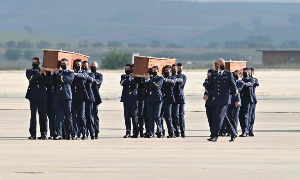 FOTOGRAFÍA. MADRID (ESPAÑA), 30.04.2021. Varios militares llevan a hombros uno de los féretros con los restos mortales de los periodistas David Beriáin y Roberto Fraile. Efe