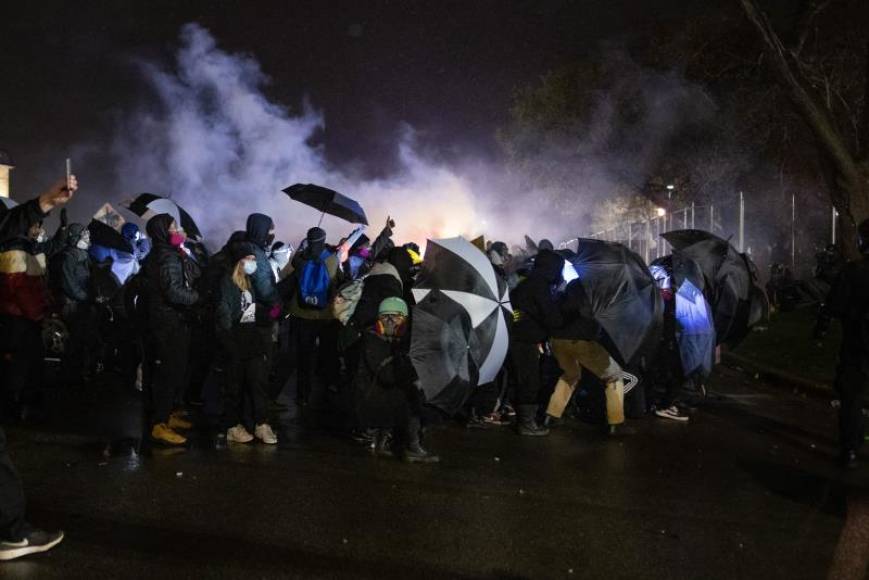 FOTOGRAFÍA. MINEAPOLIS (MINESOTA) EEUU, 14.04.2021. Centenares de personas se manifestaron el miércoles por cuarta noche consecutiva frente a la comisaria de Brooklyn Center. Efe