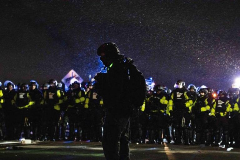 Tercera noche consecutiva de protestas por el asesinato a manos de la Policía de un negro en Brooklyn Center (Mineápolis) EEUU