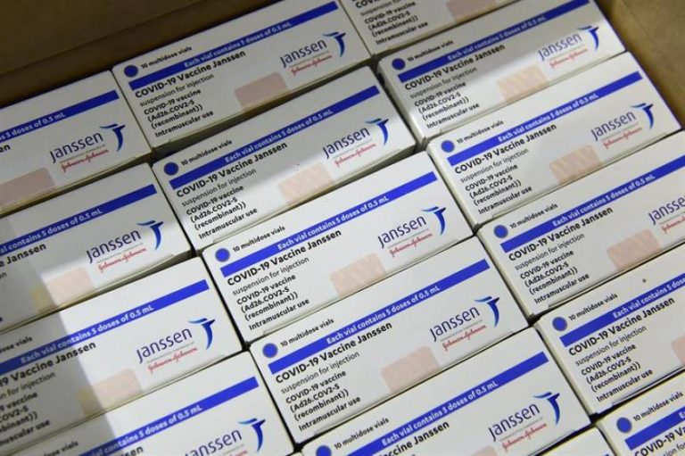 Una farmacéutica retrasa la distribución de vacuna COVID 19 en Europa ante varios casos raros y graves de coágulos en los vacunados