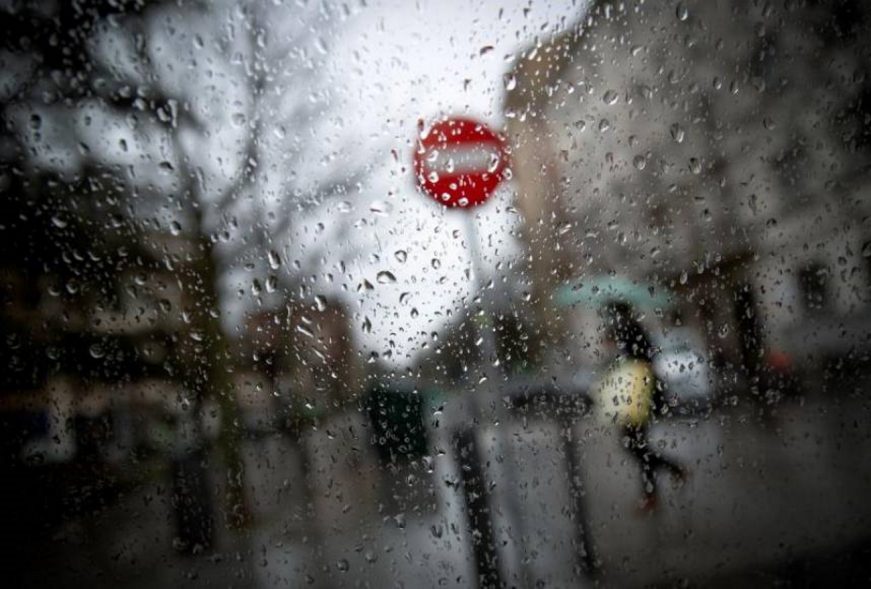 FOTOGRAFÍA. PAMPLONA (ESPAÑA), 20.04.2021. Una persona se protege de la lluvia bajo un paraguas en Pamplona. Efe